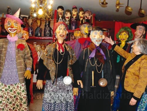Maria Teresa Martinez junto a sus marionetas. Foto: L.M. Núñez