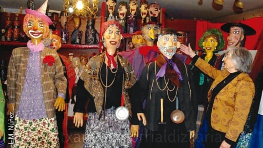 Maria Teresa Martinez junto a sus marionetas. Foto: L.M. Núñez