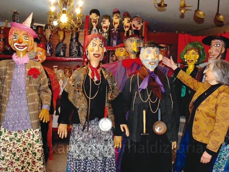 Maria Teresa Martinez junto a sus marionetas. Foto: L.M. Núñez