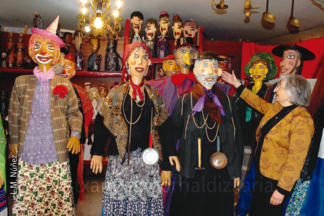 Maria Teresa Martinez junto a sus marionetas. Foto: L.M. Núñez