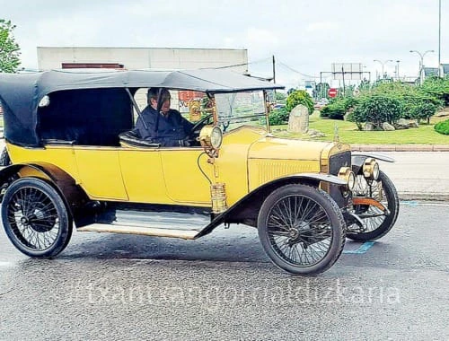 Jesus Mari Etxeberria con el coche de carreras Hispano Suiza 15/20 de 1903, modelo que participaba en carreras de coches. ··· Martin Garcia