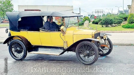Jesus Mari Etxeberria con el coche de carreras Hispano Suiza 15/20 de 1903, modelo que participaba en carreras de coches. ··· Martin Garcia