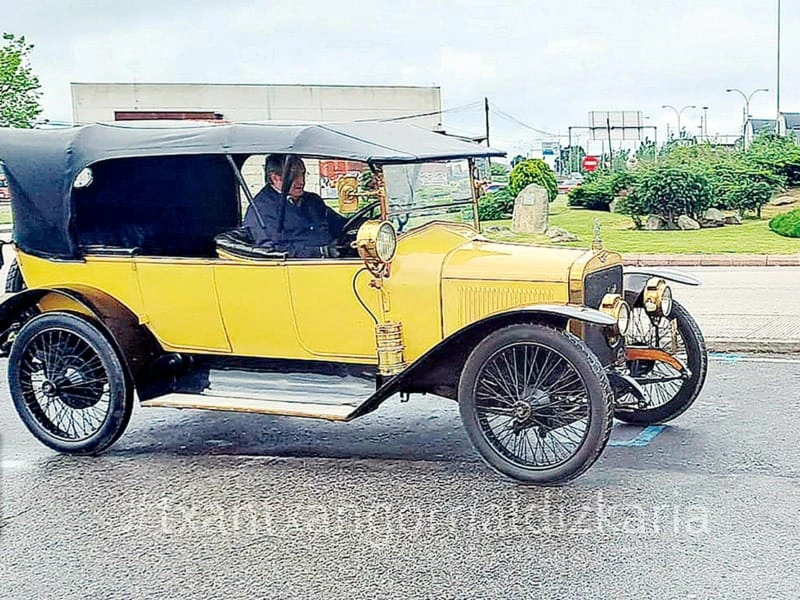 Jesus Mari Etxeberria con el coche de carreras Hispano Suiza 15/20 de 1903, modelo que participaba en carreras de coches. ··· Martin Garcia