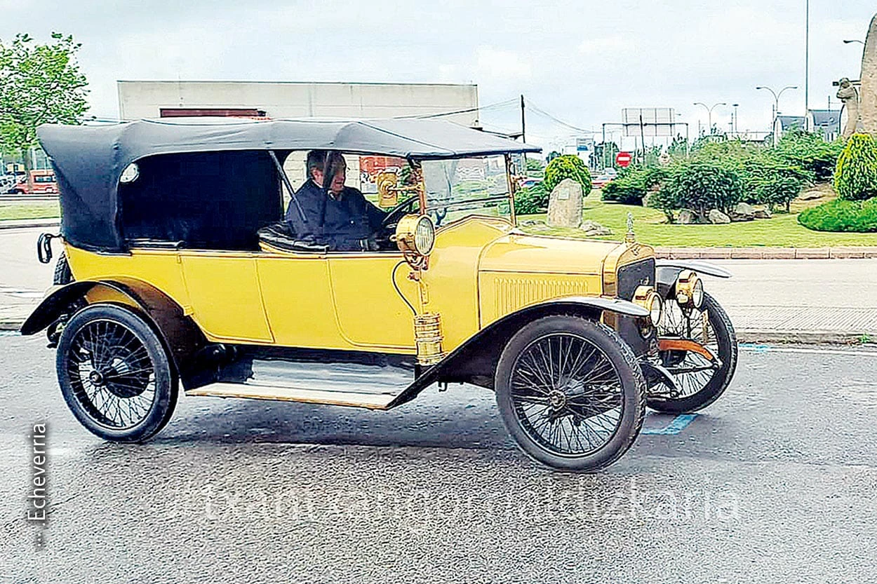 Jesus Mari Etxeberria con el coche de carreras Hispano Suiza 15/20 de 1903, modelo que participaba en carreras de coches. ··· Martin Garcia