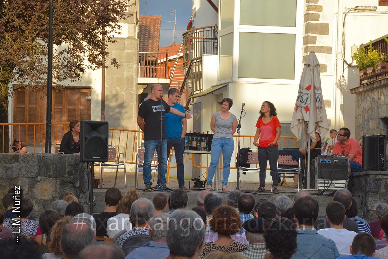 Aitor Mendiluze bertso-saio batean. Argazkia: Núñez