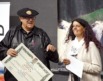 El presidente de la cofradía Jose Mari Ormaetxea entrega el premio a los pastores. Foto: Luismari Núñez