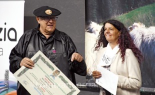 El presidente de la cofradía Jose Mari Ormaetxea entrega el premio a los pastores. Foto: Luismari Núñez