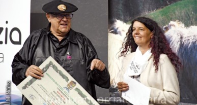 El presidente de la cofradía Jose Mari Ormaetxea entrega el premio a los pastores. Foto: Luismari Núñez