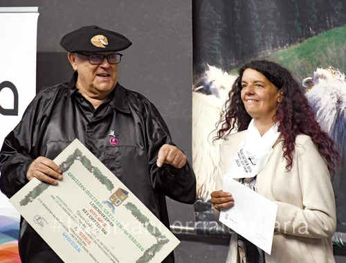 El presidente de la cofradía Jose Mari Ormaetxea entrega el premio a los pastores. Foto: Luismari Núñez