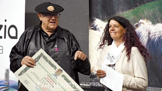 El presidente de la cofradía Jose Mari Ormaetxea entrega el premio a los pastores. Foto: Luismari Núñez