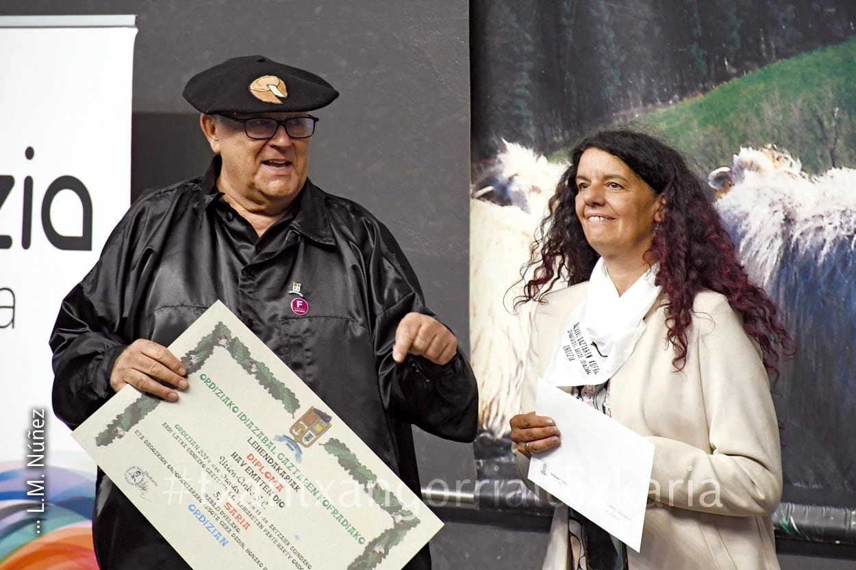 El presidente de la cofradía Jose Mari Ormaetxea entrega el premio a los pastores. Foto: Luismari Núñez