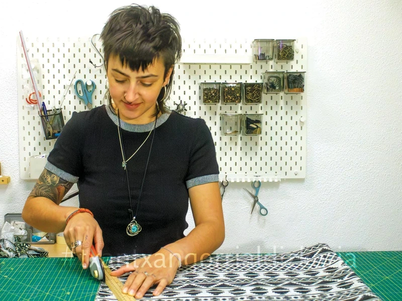 Marina Torres lanean bere tailerrean. Argazkia: Marina Torres