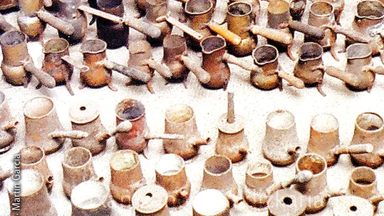 Algunas de las chocolateras antiguas de Lurdes Echeverria. Foto: Martin Garcia Garmendia