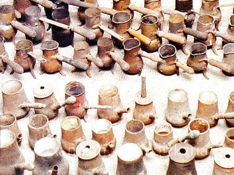 Algunas de las chocolateras antiguas de Lurdes Echeverria. Foto: Martin Garcia Garmendia