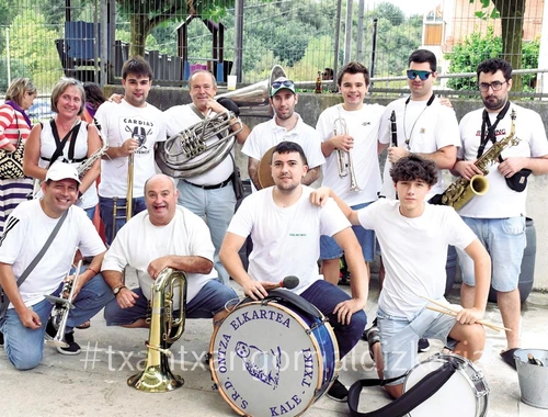 Betike txarangako kideetako batzuk. Núñez