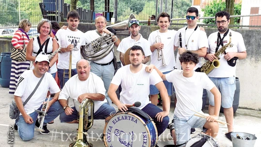 Betike, lagunarteko txaranga Betike txarangako kideetako batzuk. Núñez