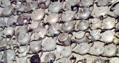 Algunas de las cafeteras de la colección de Lourdes Echeverria de su colección de molinillos y cafeteras antiguas. Martin Garcia