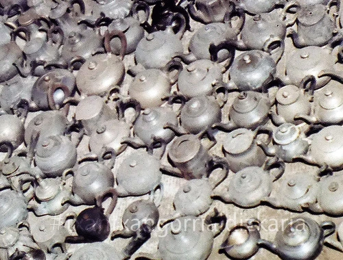 Algunas de las cafeteras de la colección de Lourdes Echeverria de su colección de molinillos y cafeteras antiguas. Martin Garcia