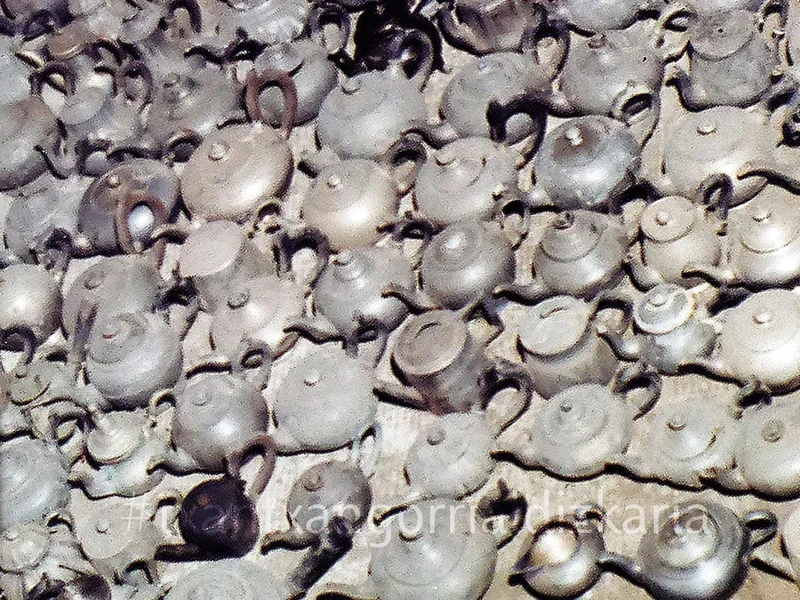 Algunas de las cafeteras de la colección de Lourdes Echeverria de su colección de molinillos y cafeteras antiguas. Martin Garcia