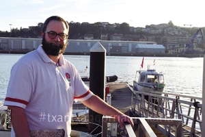 Ibon Onandia en el puerto de Pasajes junto al barco de buceo. Núñez