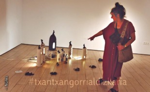 Koki Hernandez junto a algunas esculturas de la exposición 'Barro emergido'. Núñez
