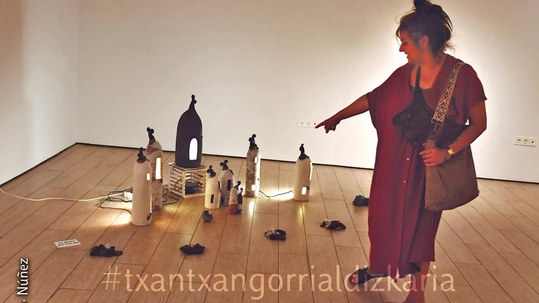 La pasión por el barro de Koki Hernández Koki Hernandez junto a algunas esculturas de la exposición 'Barro emergido'. Núñez