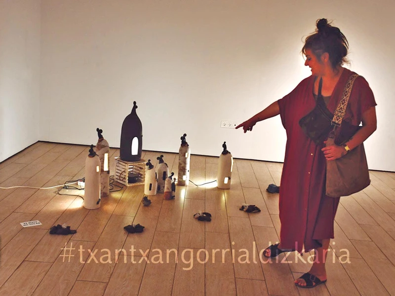 Koki Hernandez junto a algunas esculturas de la exposición 'Barro emergido'. Núñez