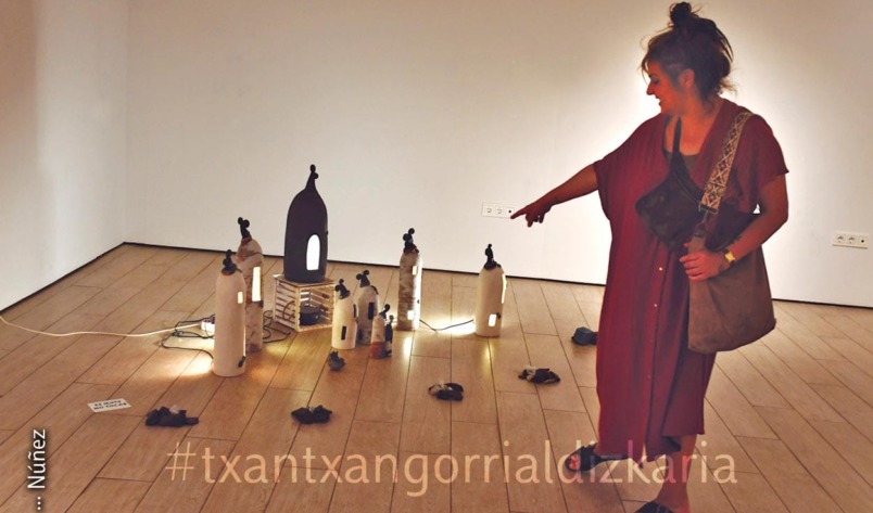 Koki Hernandez junto a algunas esculturas de la exposición 'Barro emergido'. Núñez