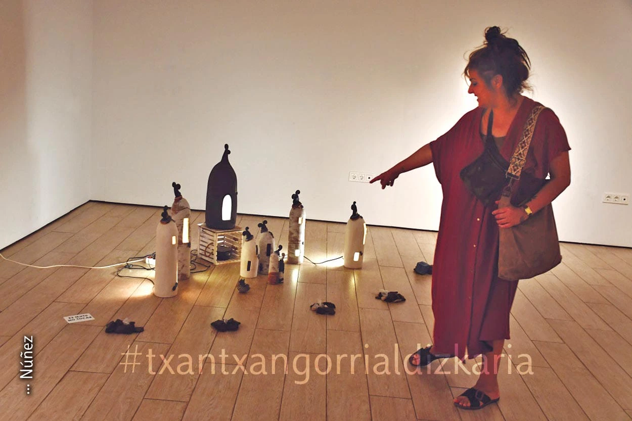 Koki Hernandez junto a algunas esculturas de la exposición 'Barro emergido'. Núñez