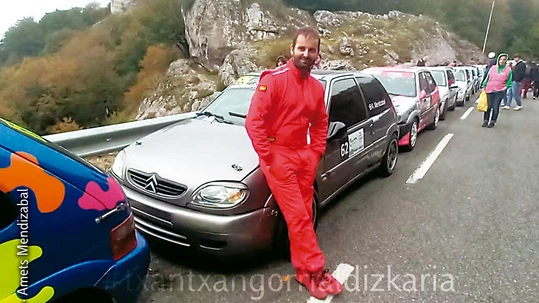 Ametz Mendizabal: «Garrantzitsuena etxera osorik bueltatzea da» Ametz Mendizabal auto-lasterketa baten hasiera itxaroten.