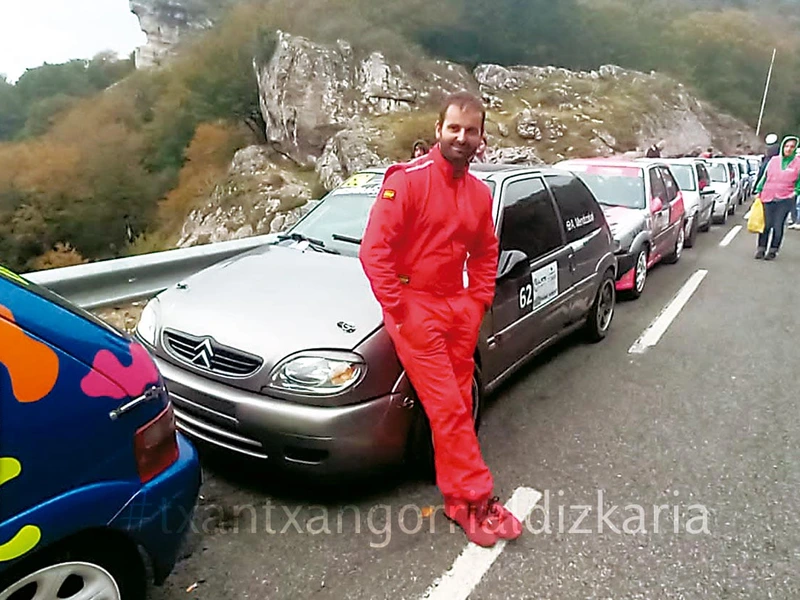 Ametz Mendizabal auto-lasterketa baten hasiera itxaroten.