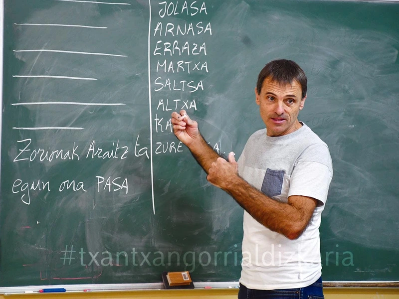 Bertsolaritza irakaslea da Bixente Gorostidi