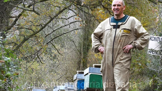 Eladi Balerdi: «Nire apustua ezti guztia Gipuzkoan egitea izan zen hasieratik» Eladi Balerdi erlauntza batzuen ondoan. Argazkia: Núñez