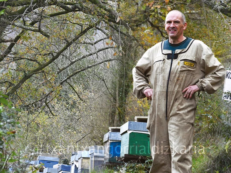 Eladi Balerdi erlauntza batzuen ondoan. Argazkia: Núñez