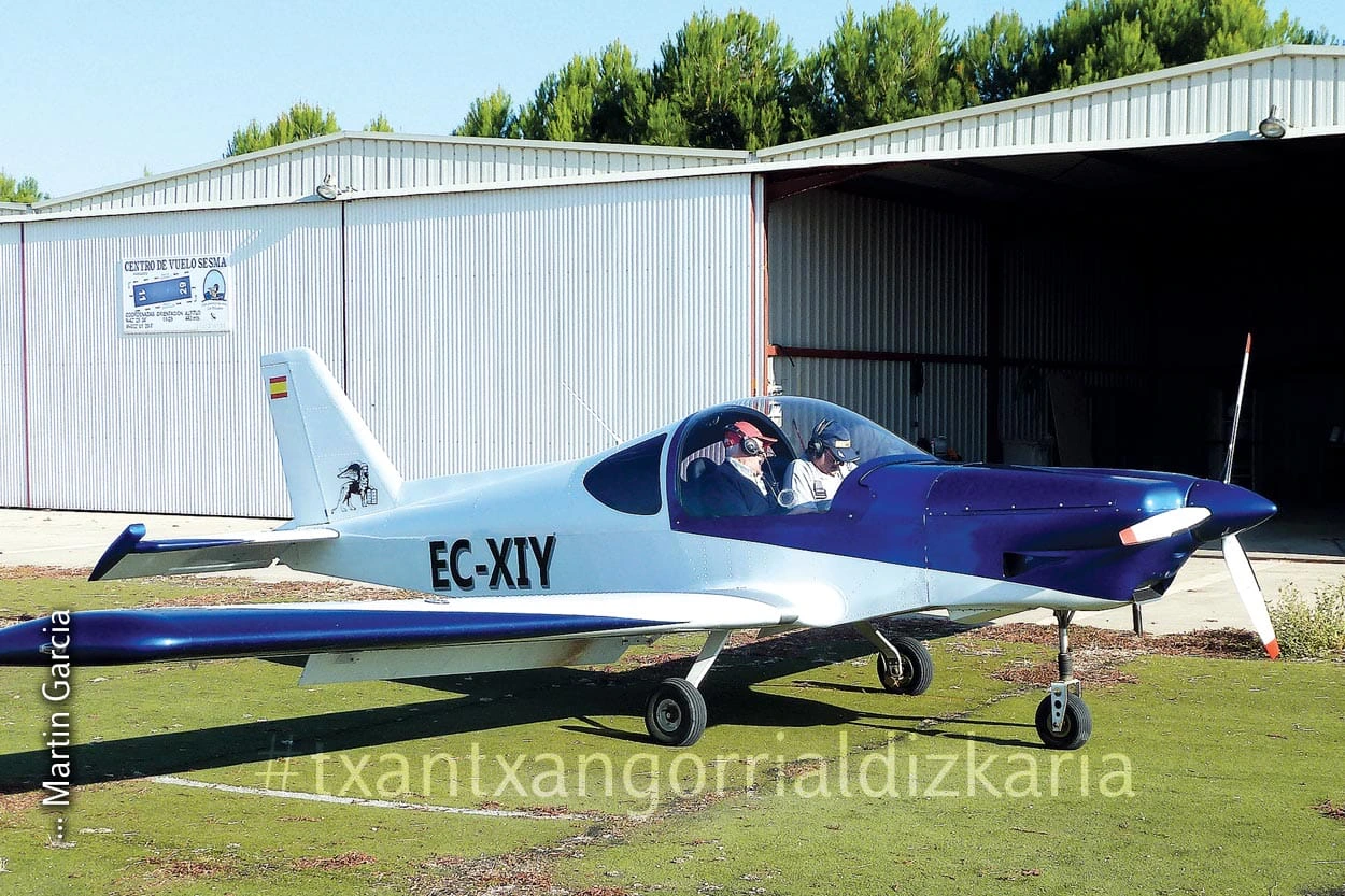 Roberto Castellanos preparado para dar un paseo en avioneta.