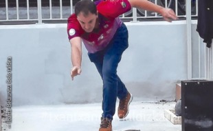 Ibarra-Belauntza bola taldeko kide bat bola-jokoan.