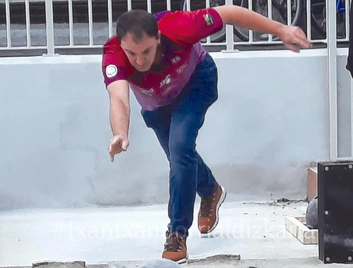 Ibarra-Belauntza bola taldeko kide bat bola-jokoan.