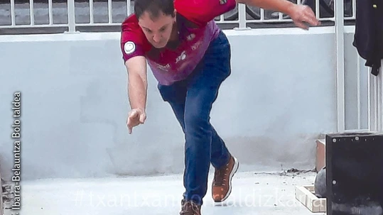 «Bola-jokoan indarra baino, teknika behar da» Ibarra-Belauntza bola taldeko kide bat bola-jokoan.