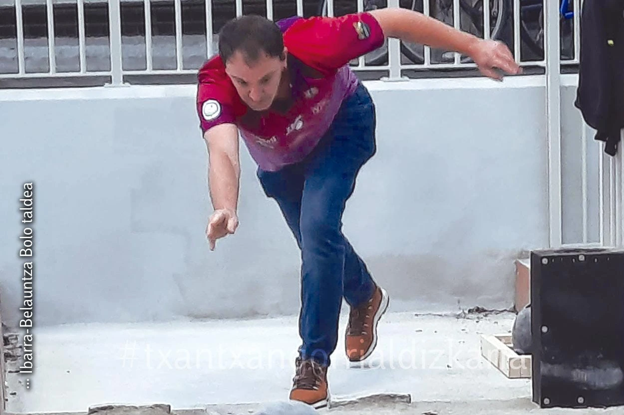 Ibarra-Belauntza bola taldeko kide bat bola-jokoan.