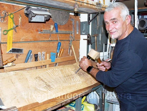 Alex Reguero trabajando en una de sus últimas tallas.Fotografía: Luismari Núñez