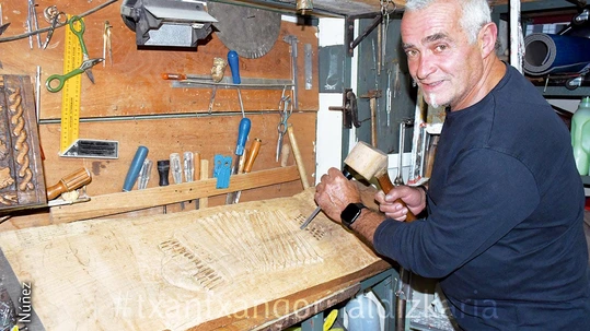 Alex Reguero: «Empecé haciendo bastones, buscando ramas raras en el monte» Alex Reguero trabajando en una de sus últimas tallas.Fotografía: Luismari Núñez