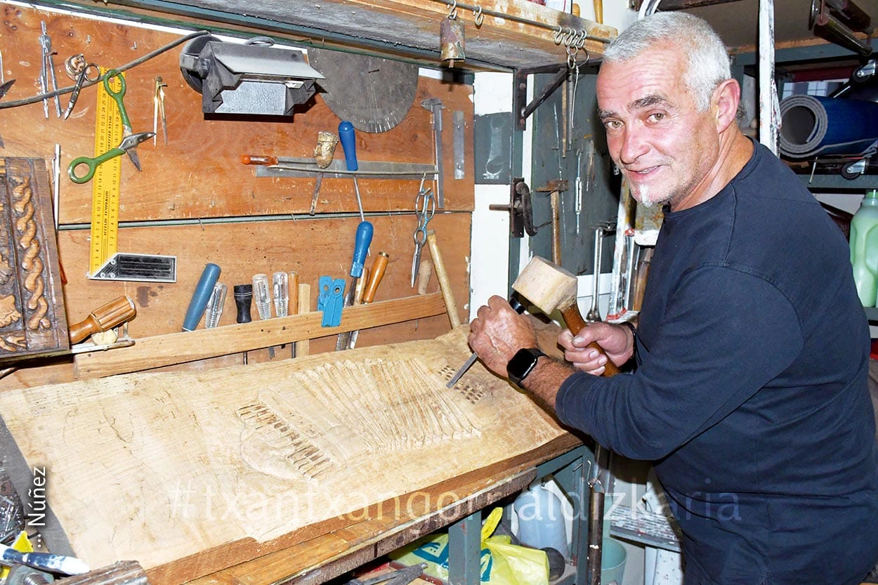 Alex Reguero trabajando en una de sus últimas tallas.Fotografía: Luismari Núñez