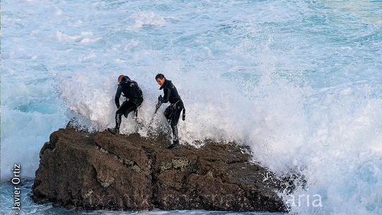 Javier Ortiz: «Las fotografías se quedan guardadas, por eso hago exposiciones» Las fotografías guardadas percebeiros de Bayona