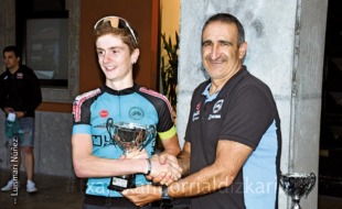 Aitor Ayerza entregando un premio