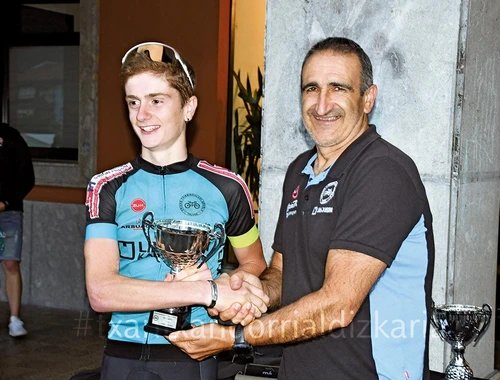 Aitor Ayerza entregando un premio