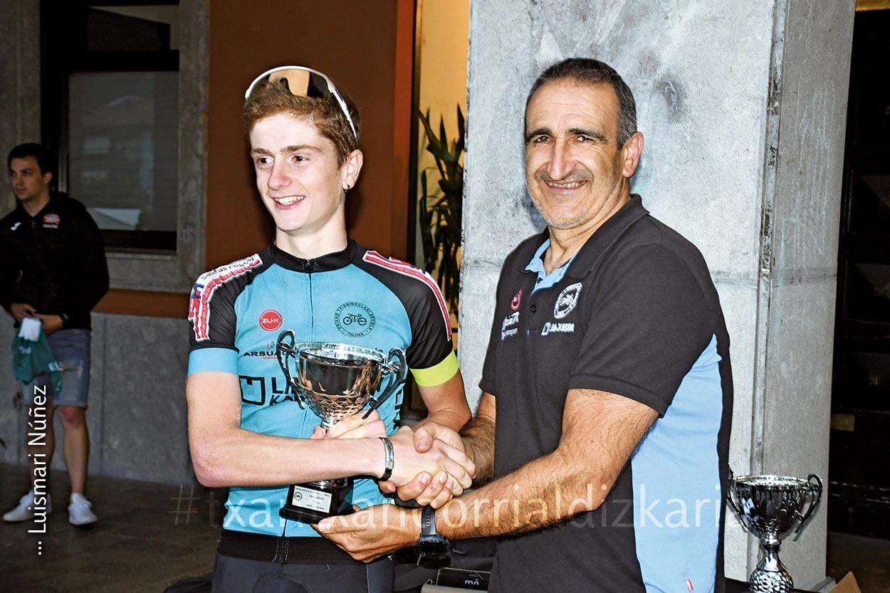 Aitor Ayerza entregando un premio